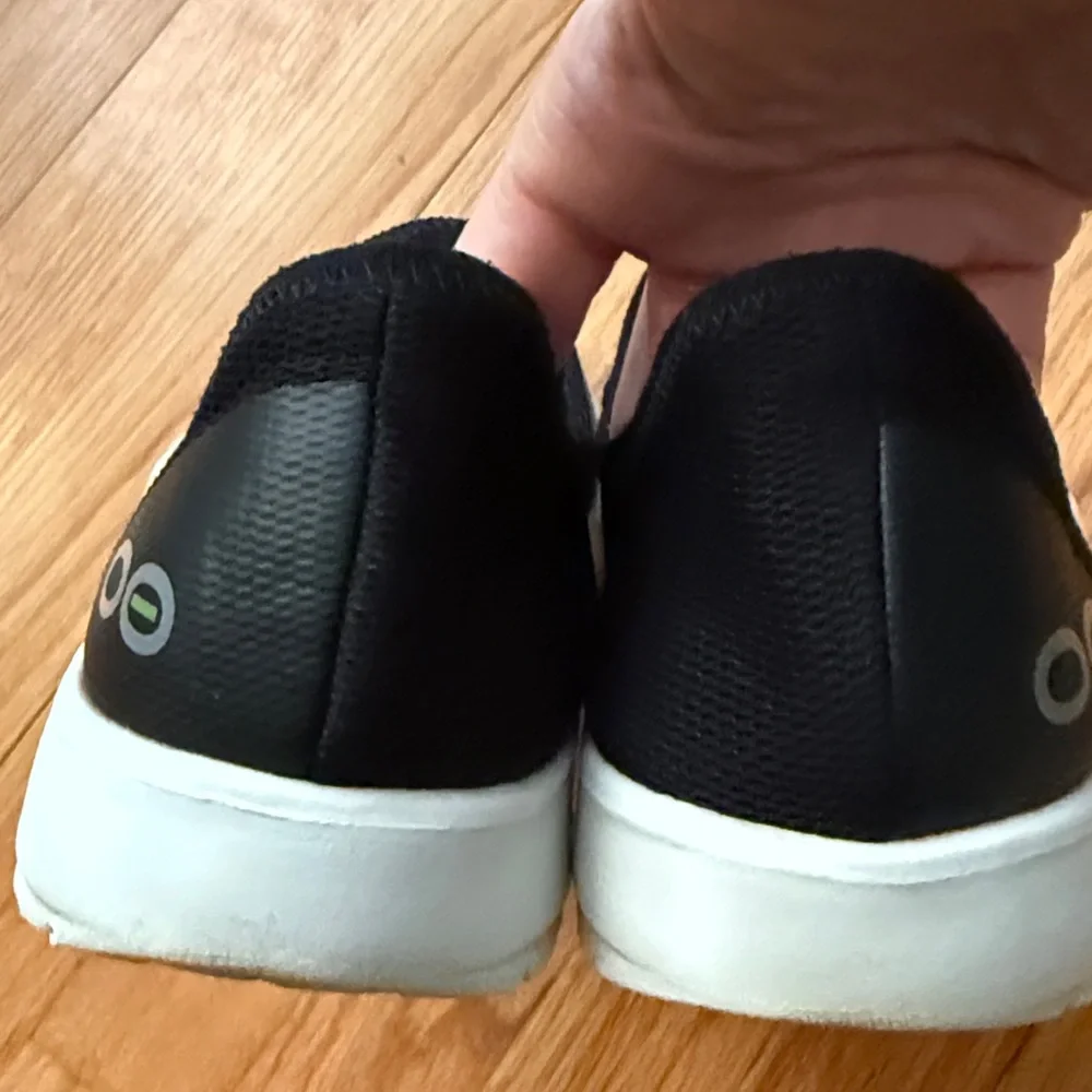 Oofos Women Size‎ 11 Black and White Slip-On Sneakers